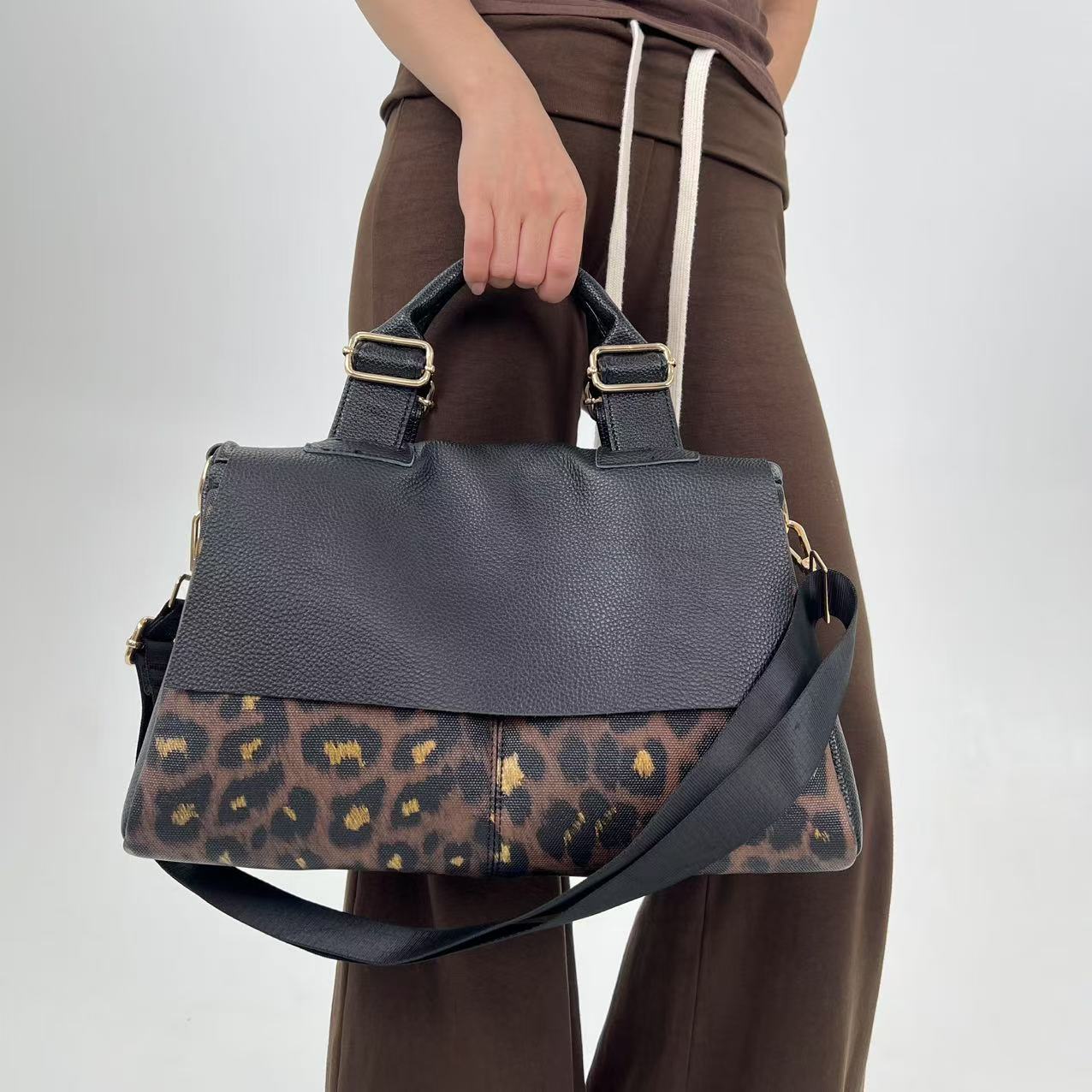 Bolso de mano con estampado de - Street Fashion Types reseña y precio